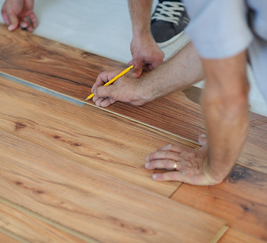 installing-laminate-flooring-SBI-300813868.jpg