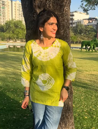 Chikankari kurti.png