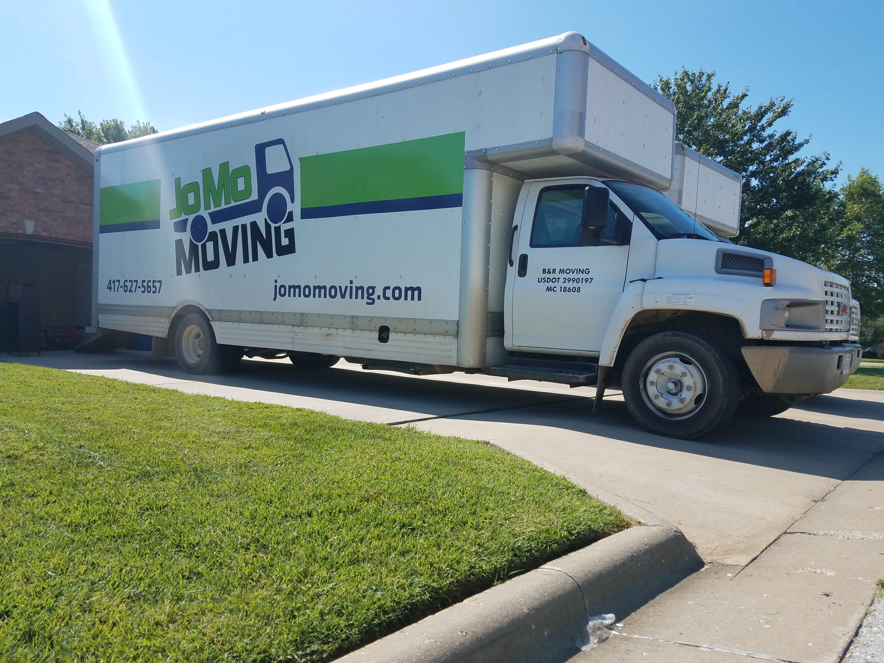 Jomo Moving logo
