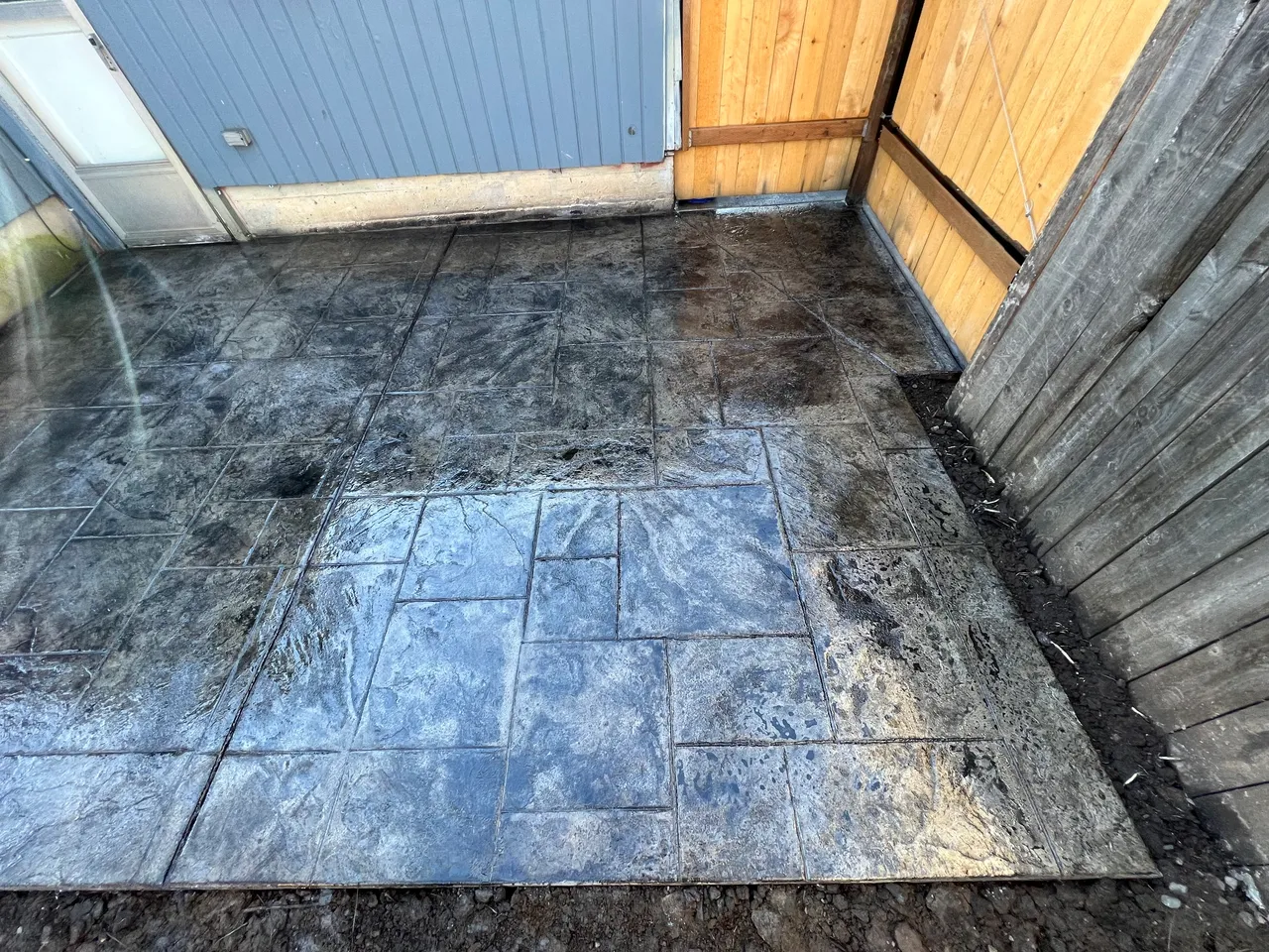 Wet concrete patio with stamped natural stone appearance