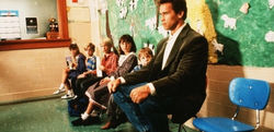 arnold-schwarzenegger-em-cena-do-filme-um-tira-no-jardim-da-infancia-1990-1434156539270_615x300