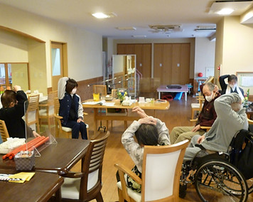 スタッフと一緒に体操