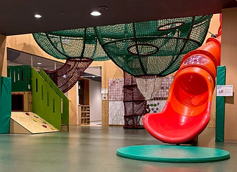 室内にある滑り台