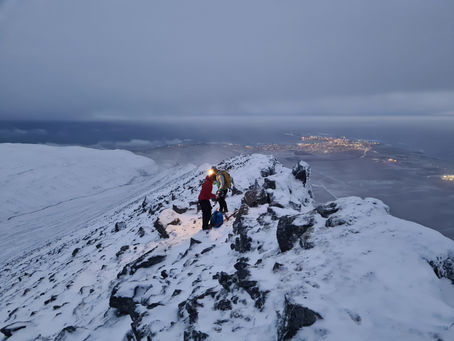 Geirmundartindur í snjóhríð en mögnuðu útsýni á tindinum