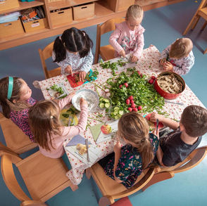 In denen nach Kneipp zertifizierten Kindertagesstätten lernen die Kinder unter anderem Elemente einer ausgewogenen Ernährung.