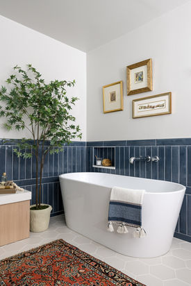 condo bathtub with tree