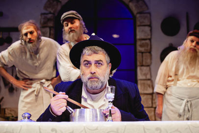 by Yehonatan Indurski
Beit Lessin Theatre Tel Aviv 2023
Directed by Noam Shmuel
Photo by Isaiah Fainberg
בבצ׳יק
מאת יהונתן אינדורסקי
תיאטרון בית ליסין 2023
בבימוי נועם שמואל
צילום: ישעיה פיינברג