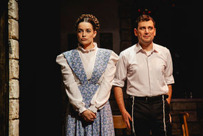 by Yehonatan Indurski
Beit Lessin Theatre Tel Aviv 2023
Directed by Noam Shmuel
Photo by Isaiah Fainberg
בבצ׳יק
מאת יהונתן אינדורסקי
תיאטרון בית ליסין 2023
בבימוי נועם שמואל
צילום: ישעיה פיינברג