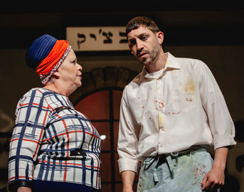 by Yehonatan Indurski
Beit Lessin Theatre Tel Aviv 2023
Directed by Noam Shmuel
Photo by Isaiah Fainberg
בבצ׳יק
מאת יהונתן אינדורסקי
תיאטרון בית ליסין 2023
בבימוי נועם שמואל
צילום: ישעיה פיינברג