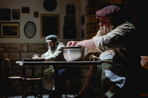 by Yehonatan Indurski
Beit Lessin Theatre Tel Aviv 2023
Directed by Noam Shmuel
Photo by Isaiah Fainberg
בבצ׳יק
מאת יהונתן אינדורסקי
תיאטרון בית ליסין 2023
בבימוי נועם שמואל
צילום: ישעיה פיינברג