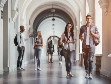 STUDIO E LAVORO NON VANNO D'ACCORDO IN ITALIA E UE