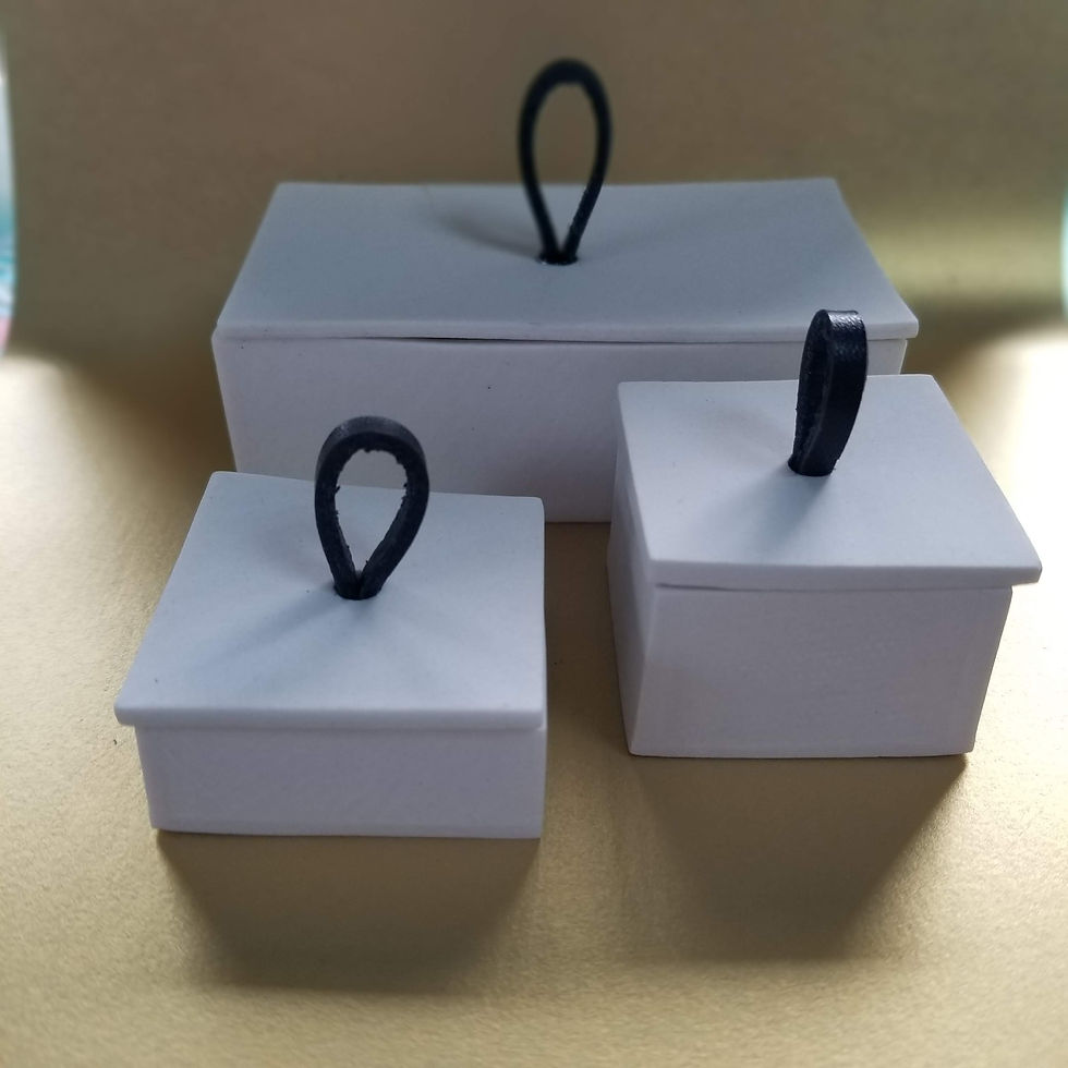 Ensemble de trois boîtes carrées en porcelaine