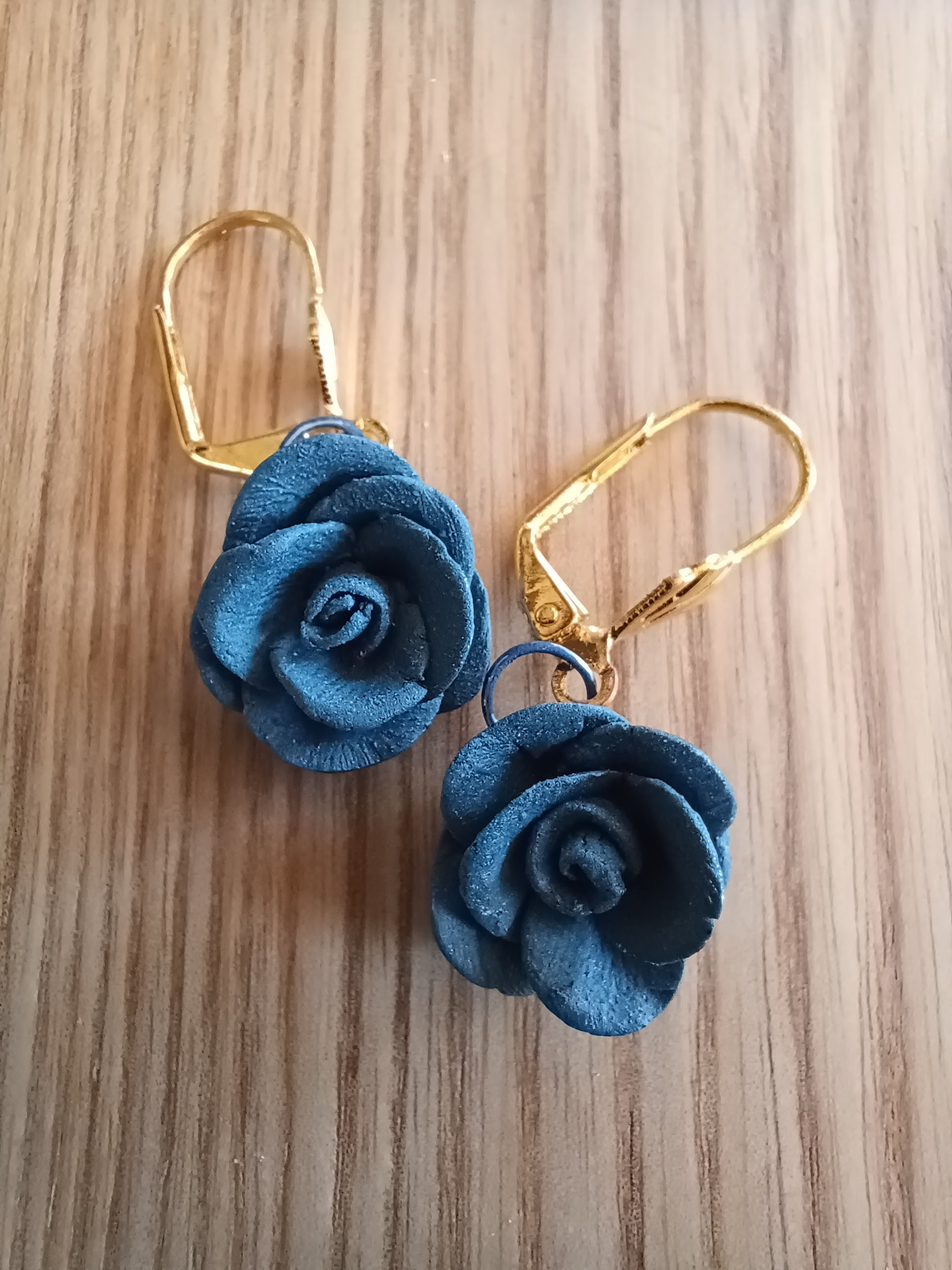 Boucles d'oreilles petite rose bleue