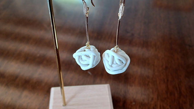 Longues boucles d'oreilles en porcelaine blanche