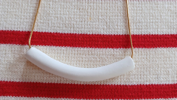 Tour de cou avec un sourire de porcelaine planche