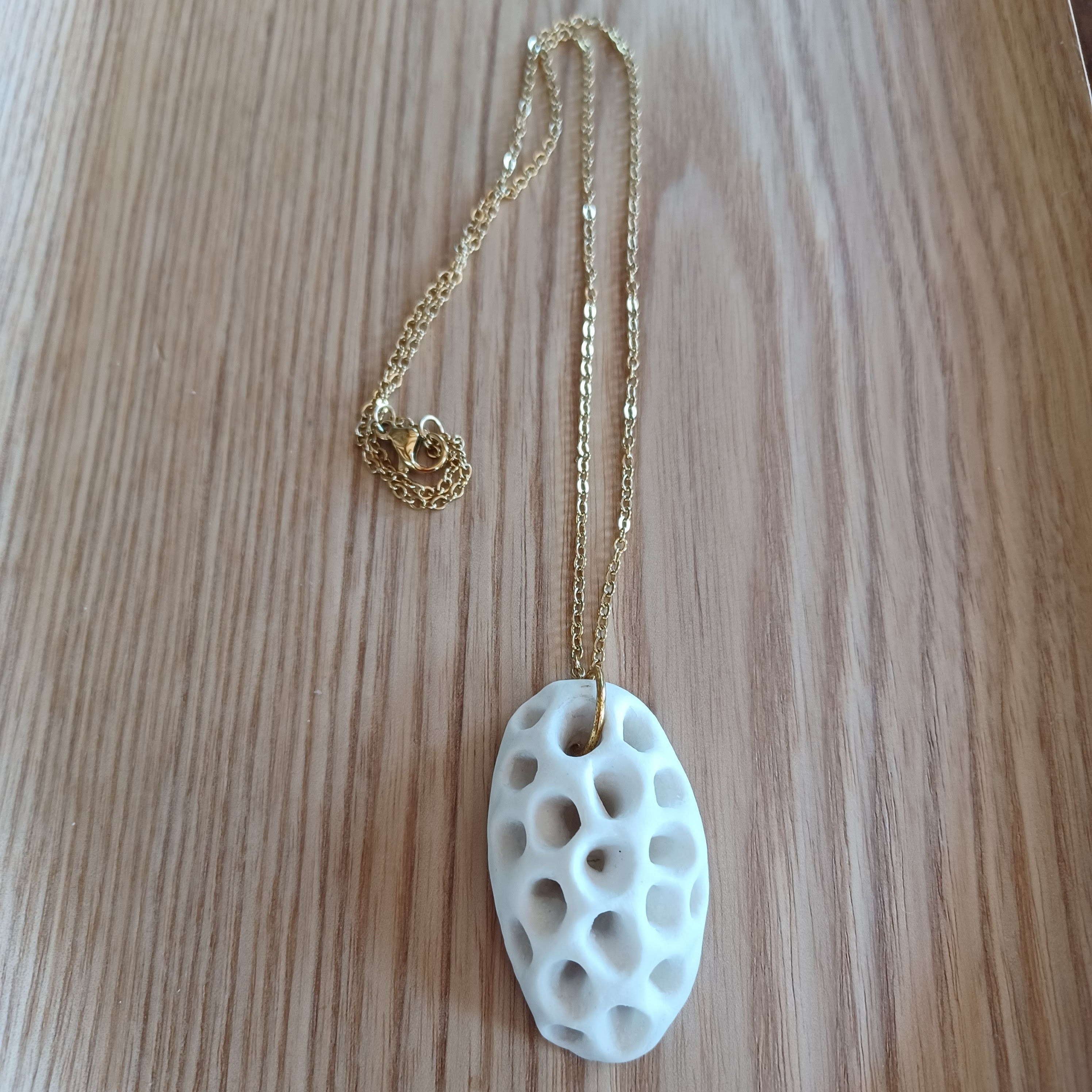 Pendentif de porcelaine blanche sculptée en corail