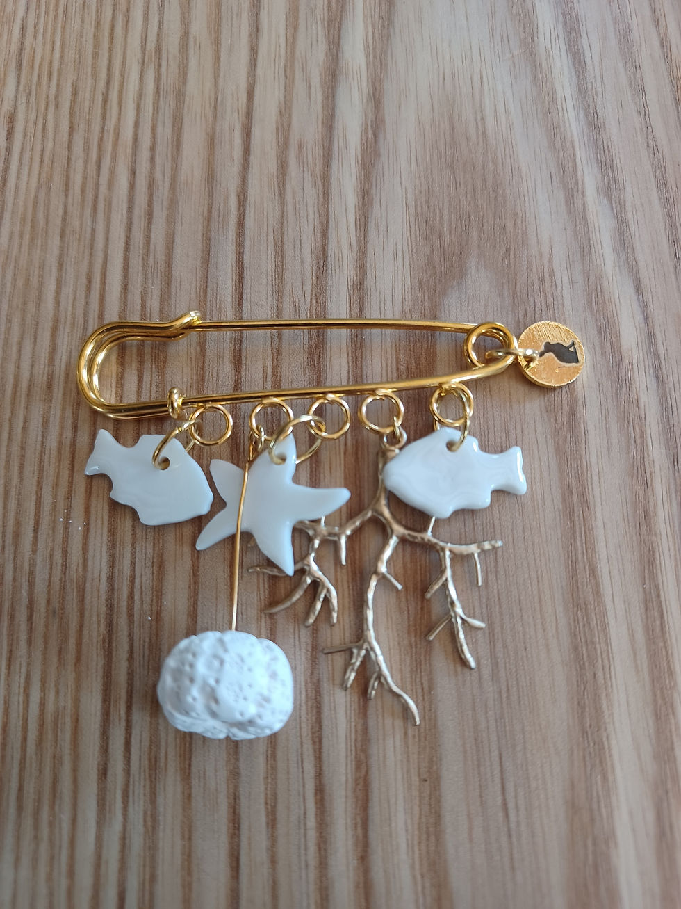 Miniature : Petite broche aux breloques évoquant la mer