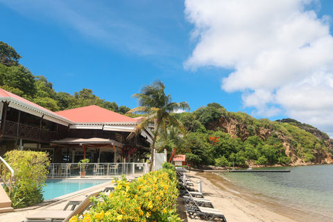 Vue mer depuis le restaurant le Sunset Bay, face au pain de sucre, Terre-de-Haut, Les Saintes