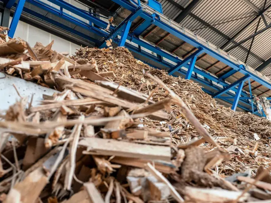 Recycling und Verwertung von Holzresten zu Hackschnitzeln (Bildquelle: Loacker Recycling AG, https://loacker-recycling.com/de//recycling-entsorgung/holz/)