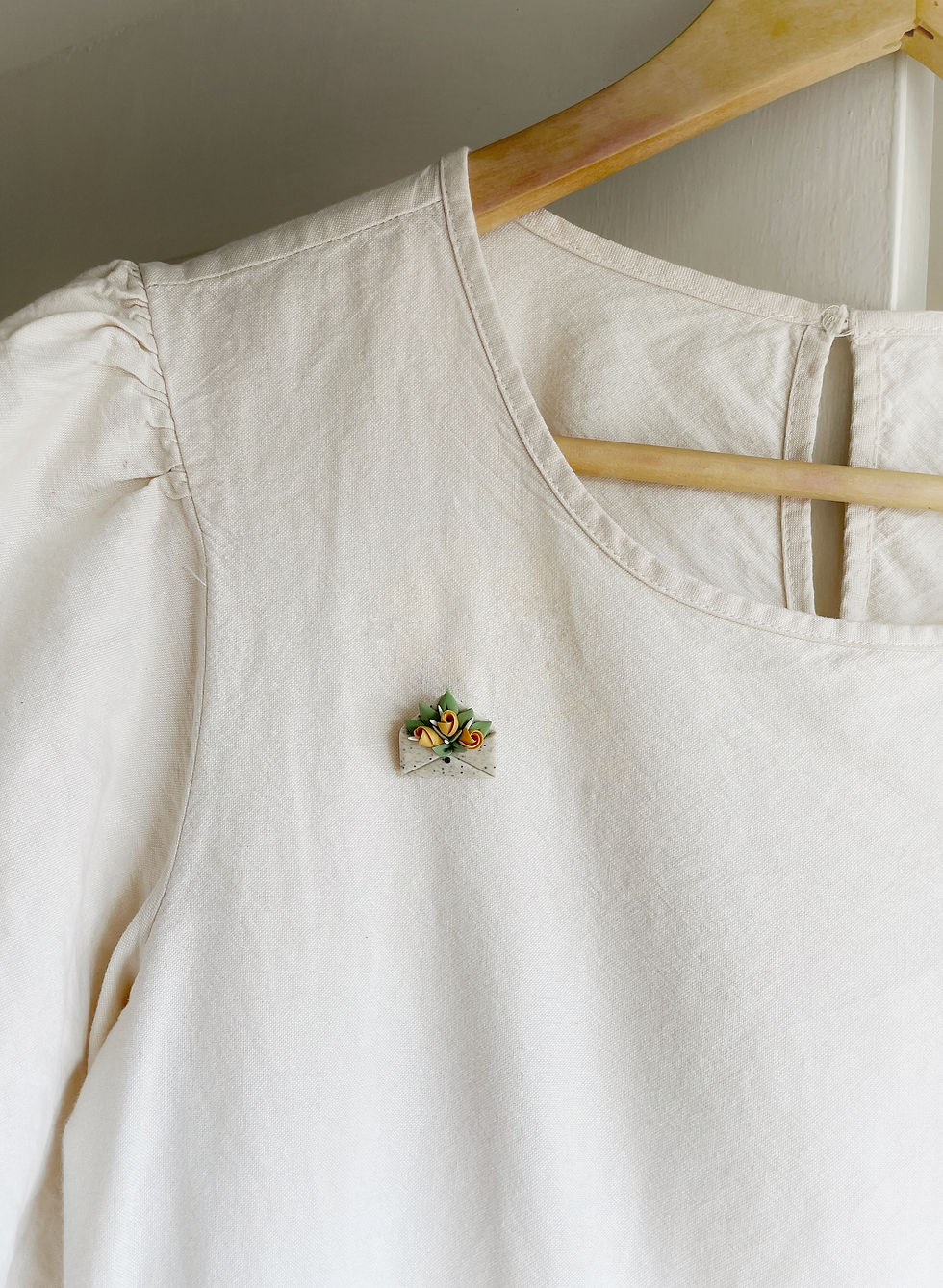 Thumbnail: Envelope brooches | Beige stone