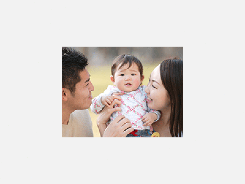 赤ちゃんと若い夫婦