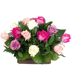 arreglo rosas en cesta