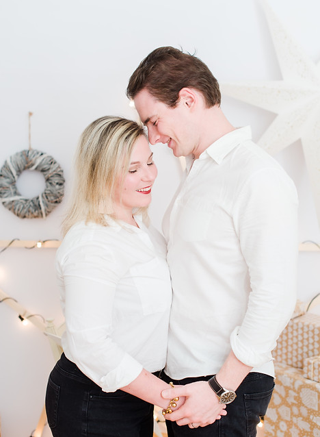 portrait de photographe et vidéaste de mariage sur fond blanc, en jean noir et chemise blanche
