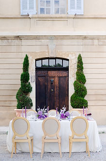 photographe mariage sarthe - Table de mariage devant l'entrée d'un château provencal près du Mans dans la Sarthe