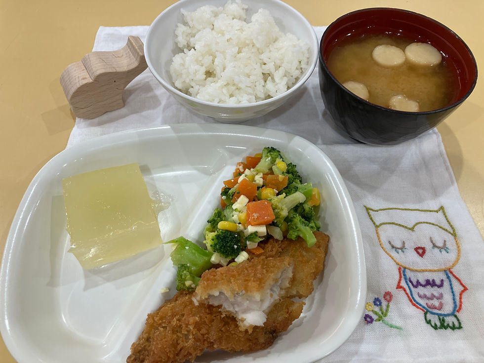 ・タラフライ・チーズサラダ・ごはん・おつゆ麩の味噌汁・りんごかん