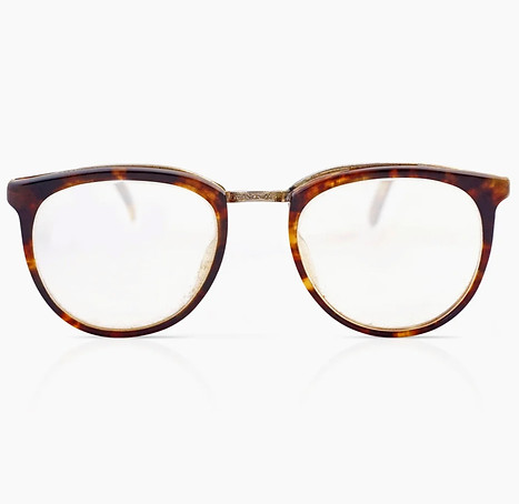 Brille mit weißem Hintergrund farbig