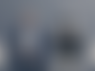 Image de couverture montrant un humain et un robot humanoïde 