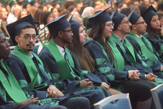 Photo contenant des lauréats de UEMF lors de la cérémonie de graduation