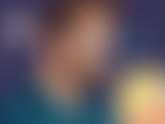 Homme barbu avec lunettes, regarde intensément un smartphone. Arrière-plan violet avec cercles et étoiles jaunes et bleus, évoquant concentration.