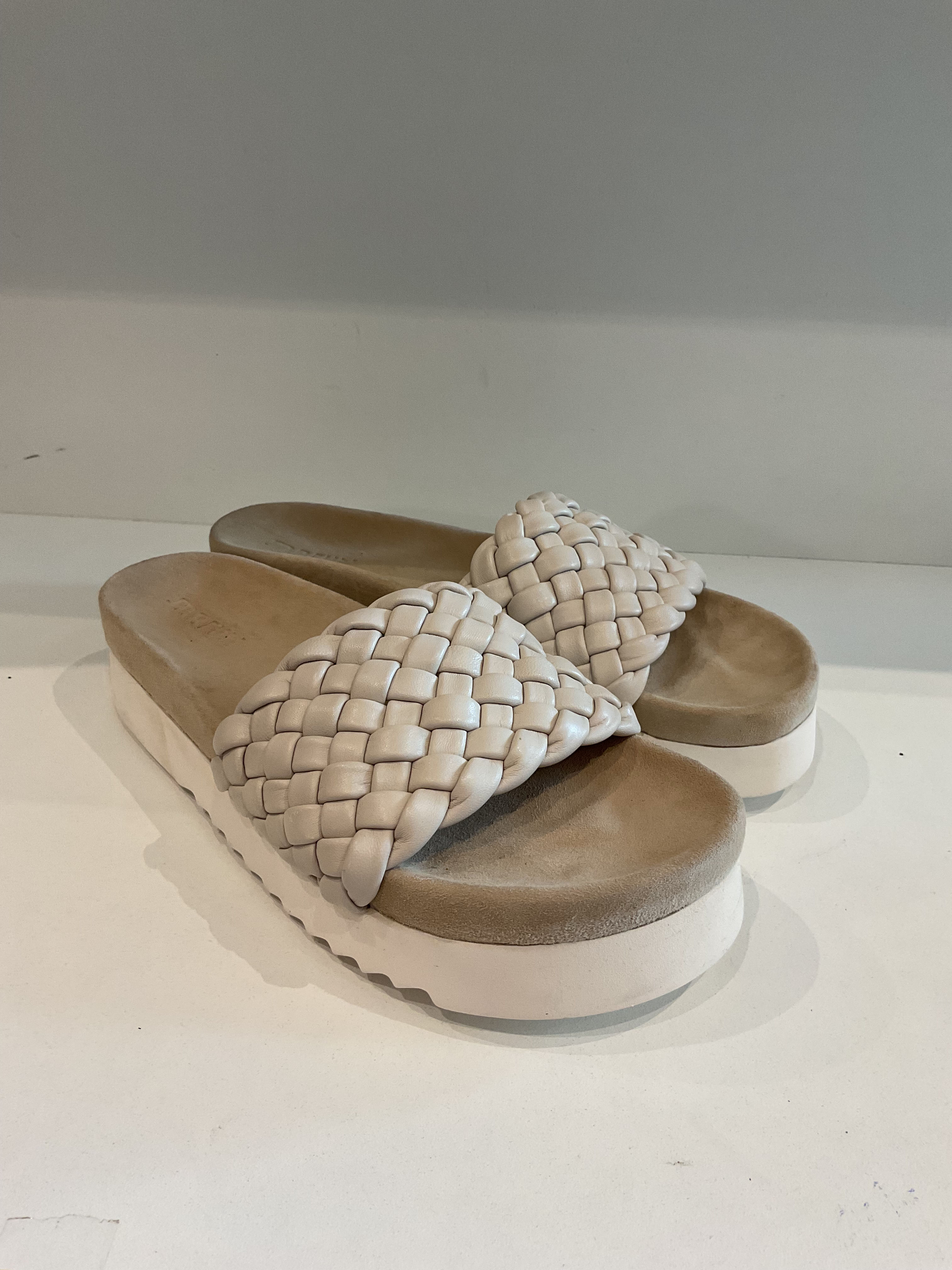 Maruti “billy” leather weave off white sliders size 5 (38)