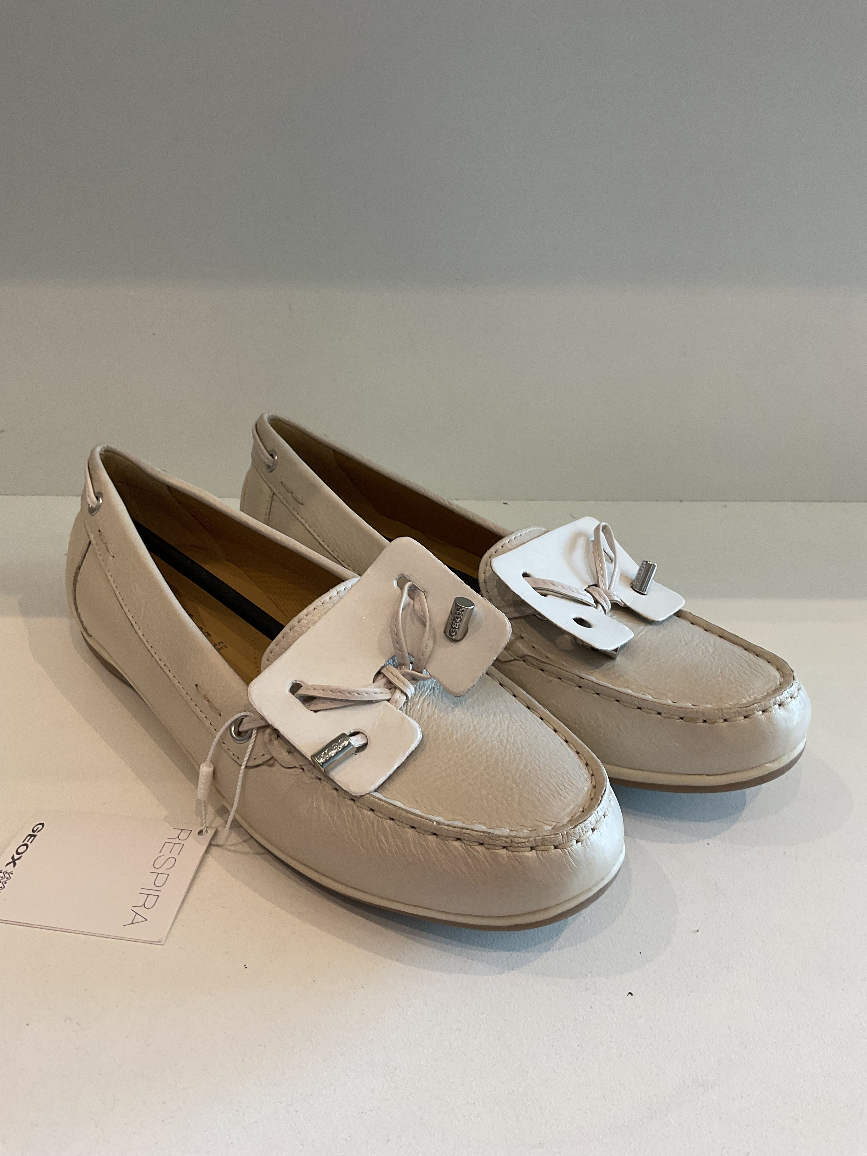 Geox Respira cream pearlised boast shoes size 5 