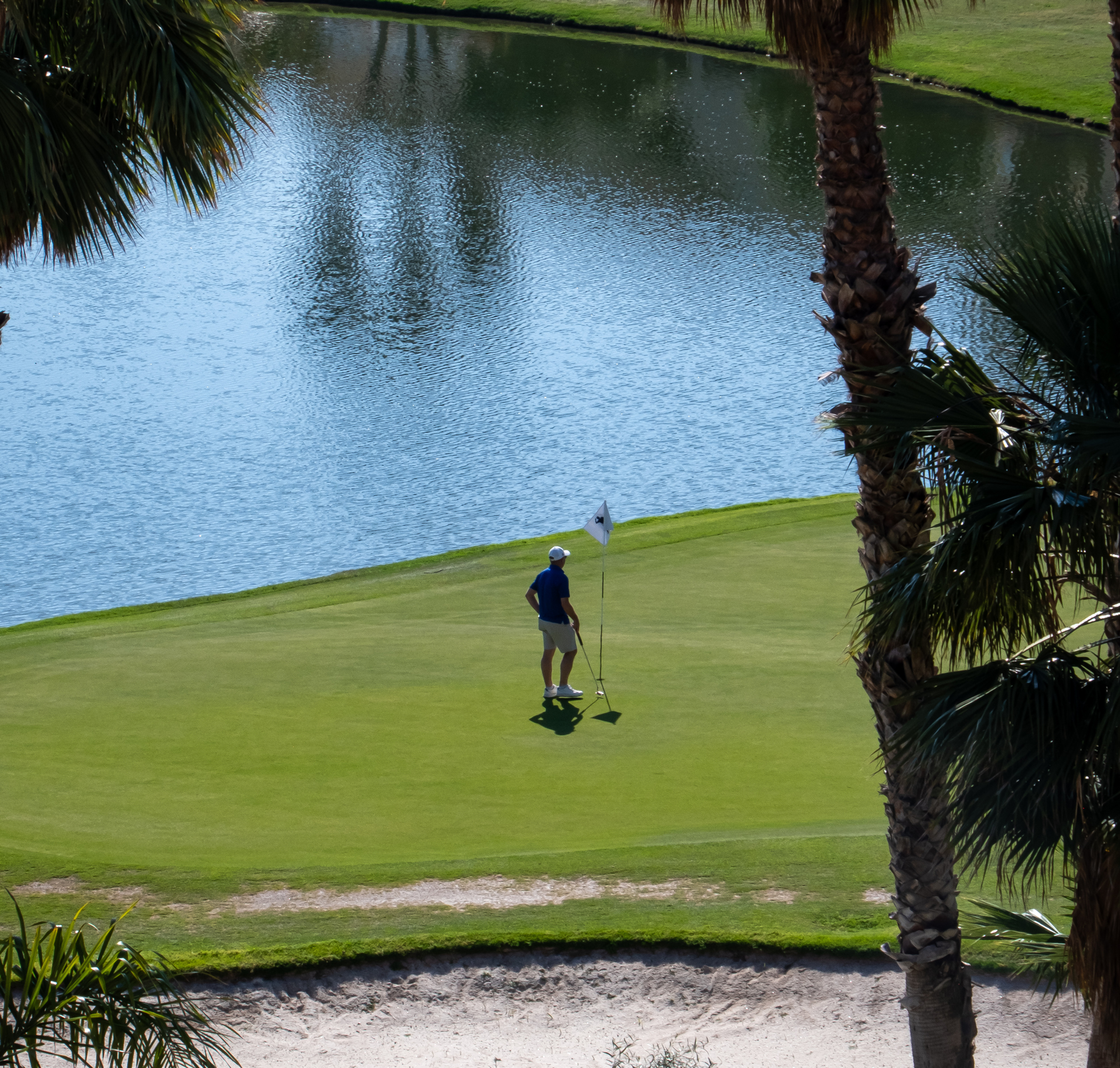 Golfista jugando en un campo de golf en Alicante durante un día soleado