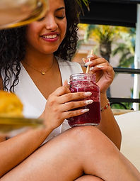 mujer-disfrutando-batido-de-frutas.jpg