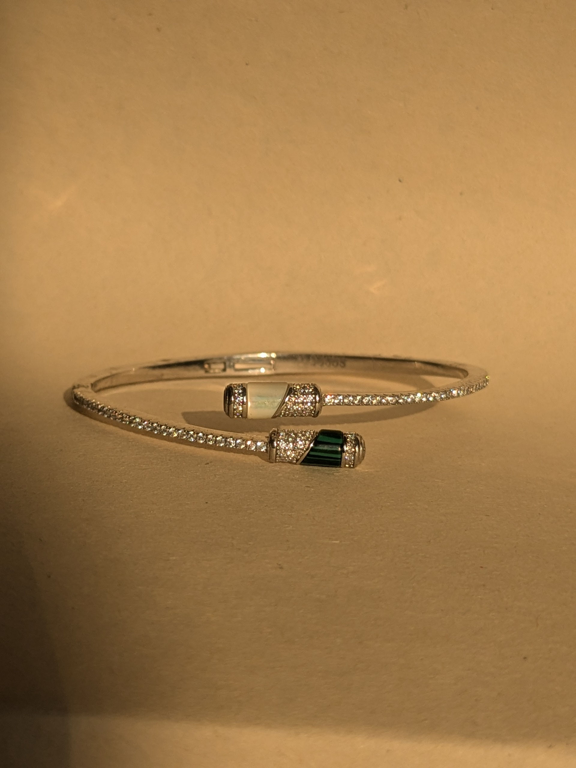 Emerald Lock - 925 Sterling Silver Bracelet with Emerald and Mop Detailing.