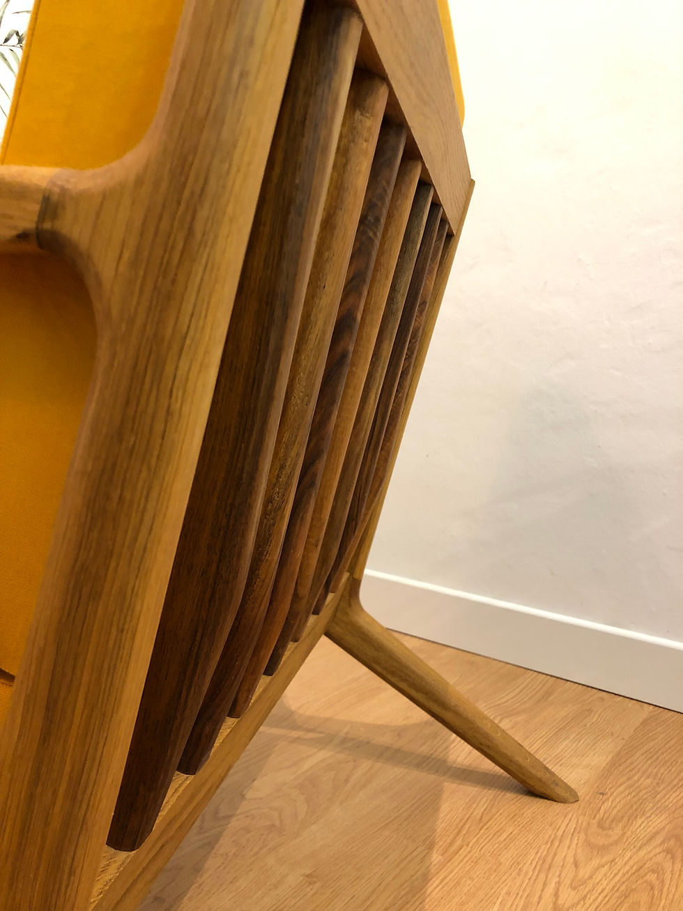 Thumbnail: Fauteuil en bois scandinave