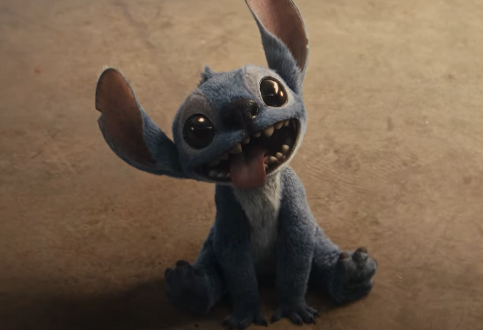 stitch souriant avec la langue pendue
