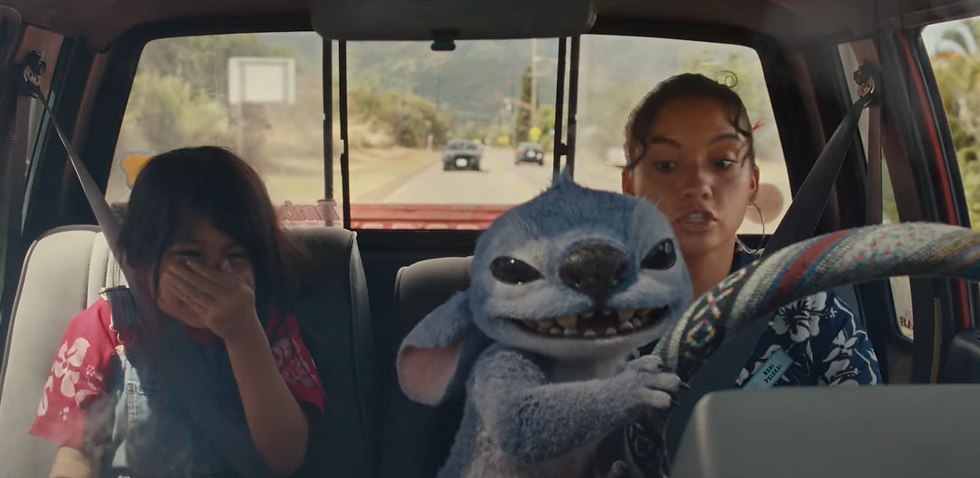 lilo rigole, stitch conduit une voiture et nani les surveille