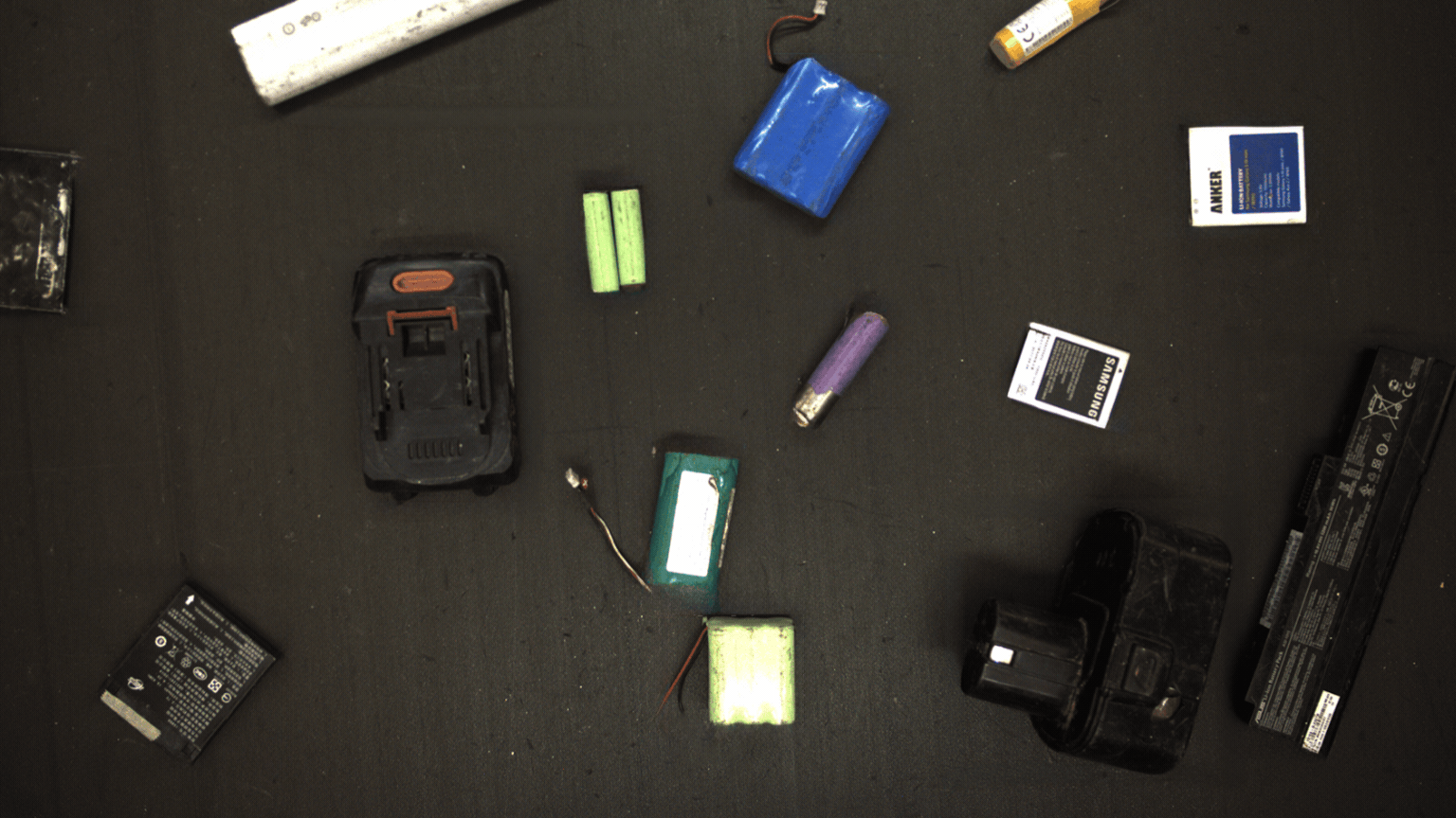 Unterschiedliche Batterietypen auf dem Förderband verteilt