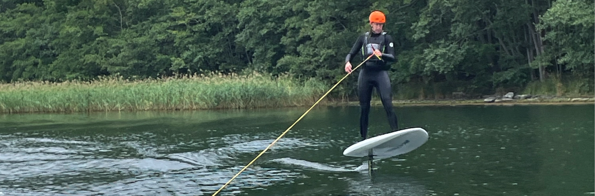 Kurs Hydrofoil bakom båt med vattenskidslina