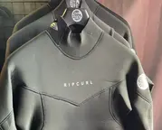 Upptäck våtdräkter för wingfoil och kitesurf för optimal komfort och prestanda i vattnet.