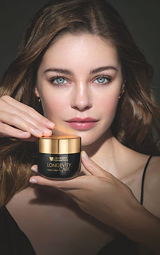Longivity Werbebild mit einer Frau und der Gesichtscreme.