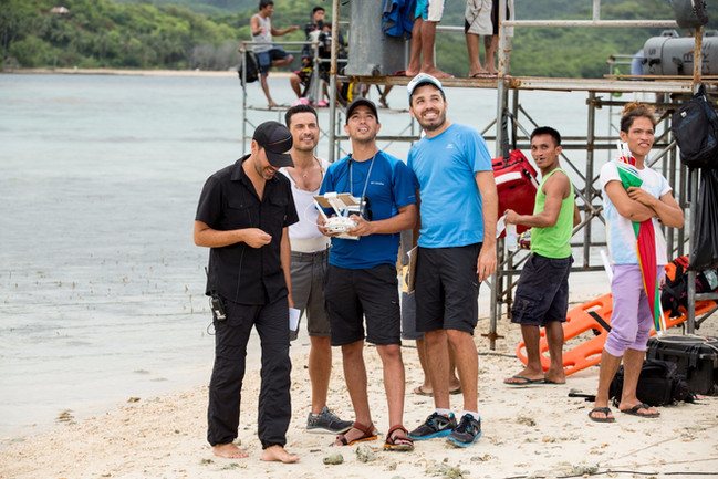 מיקי, מנכ"ל המכללה על הסט של השרדות