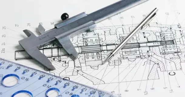 Paquímetro, lápis e régua sobre planta técnica detalhada, com linhas e medidas em fundo branco.