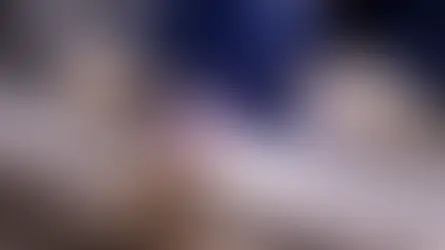 Soldador em ação com máscara de proteção, usando solda TIG em tubo metálico brilhante. Ambiente industrial. Chama azulada destaca-se.