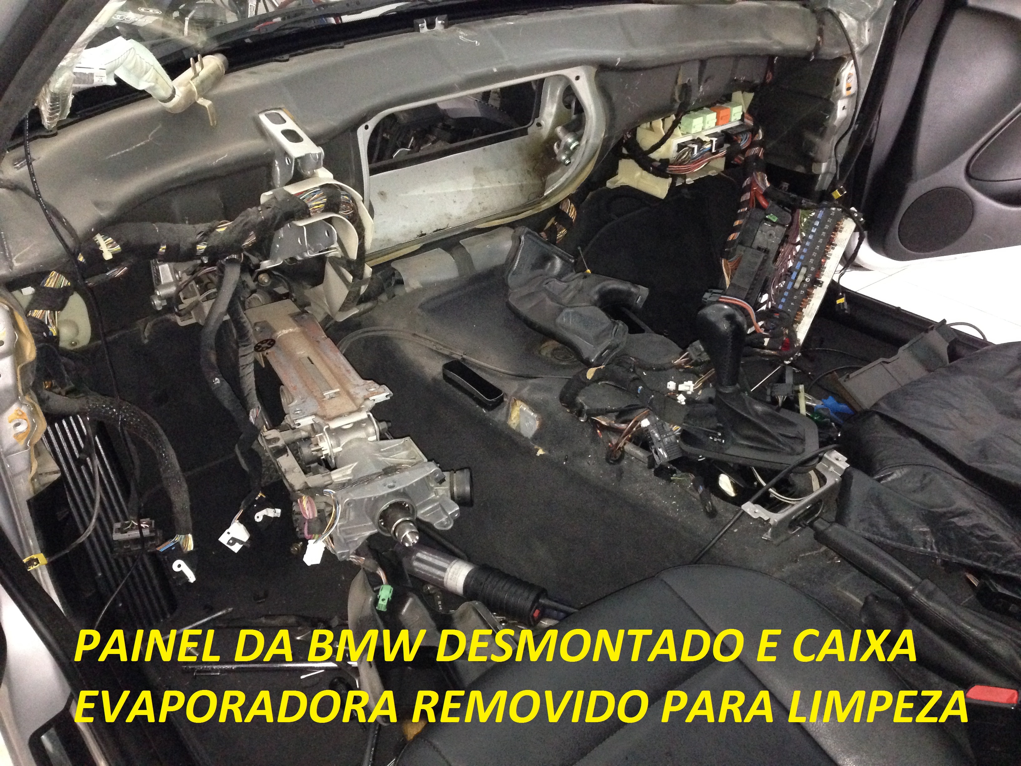 Desmontagem do painel para limpeza da caixa evaporadora
