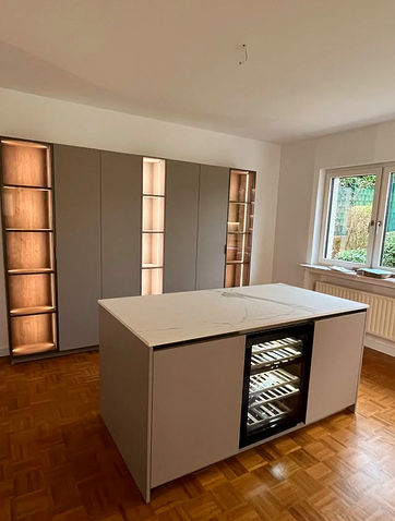 Aménagement cuisine sur mesure avec cave à vin intégrée, îlot central, rangements réalisé par Made Home Project.